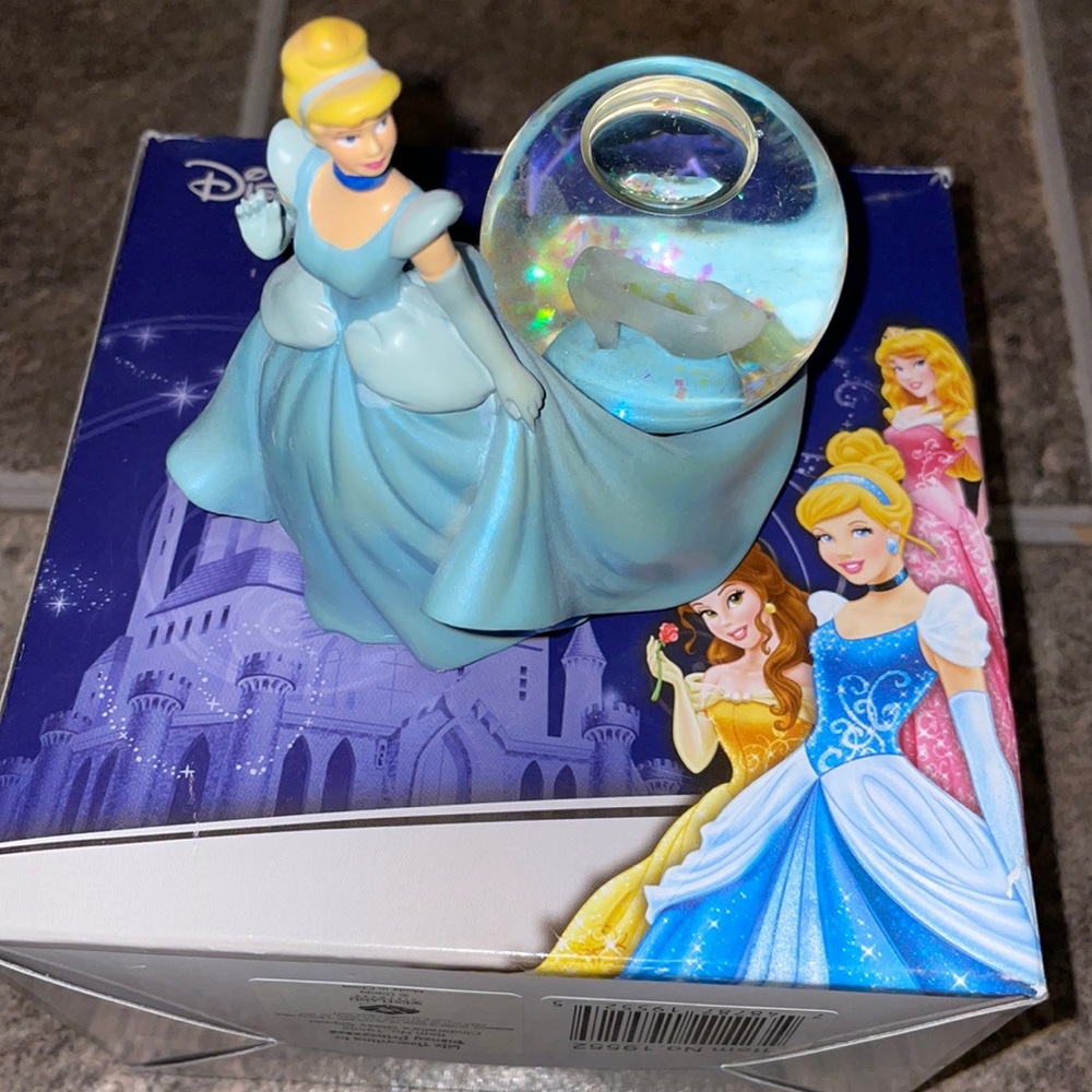 Disney Cinderellas glass slipper snow globe
